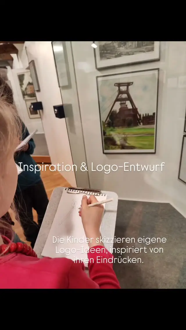 Kreativität trifft Nachhaltigkeit!

Unsere kleinen Designer*innen haben sich von Museumsbesuchen inspirieren lassen und ihr eigenes Logo entworfen.
Nach dem Plotten auf Vinylfolie wurden Tassen und T-Shirts gestaltet – echte Unikate!
Zum krönenden Abschluss nähten die Kinder Turnbeutel aus alten Fahnen  von @deutschetelekom 💕und veredelten sie mit ihren Logos.
Upcycling, Kunst und Stolz in jedem Stich!

#UpcyclingProjekt #MuseumInspiriert #DIYKids  #upcycling #nachhaltigkeit #zerowaste #nature #future #zeche #ruhrpott #ruhrgebiet