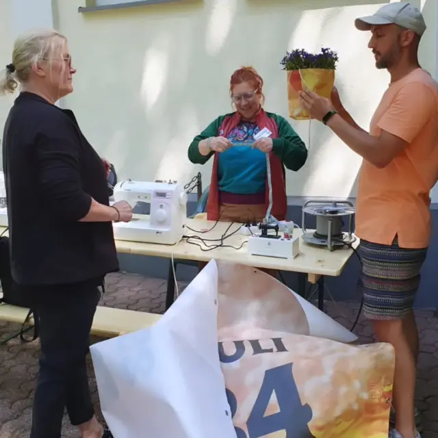 🌿 Aus alt mach neu – Upcycling für Garten & Balkon! 🌿

Wir haben aus alten Mesh-Bannern  praktische und stylische Topfkorber genäht – perfekt für deinen Garten oder Balkon! ♻️✨

So einfach kannst du Nachhaltigkeit leben und gleichzeitig deinem grünen Daumen ein cooles Upgrade verpassen.
Danke für das 💛Banner an @hopfenseidank 

#Upcycling #Nachhaltigkeit #DIY #Gartenliebe #Balkonideen #ZeroWaste #Handmade #Workshop #Umweltfreundlich #MeshBanner #Topfkorb