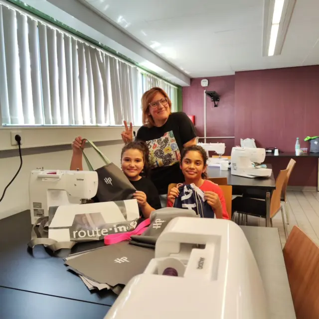 Unser magischer Harry Potter Näh-Workshop fand diesen Sommer im @henrichshuettehattingen statt!
 
Wir näherten uns Kreativität und Nachhaltigkeit: Gemeinsam nähten wir eine tolle Tasche für deine liebsten Harry Potter Bücher und ein einzigartiges Portemonnaie.

Dabei verwendeten wir die Textil-Banner von @prisma_plan_official  und ein Mesh-Banner von @route_industriekultur – echte Upcycling-Schätze!

Wir glaubten daran: Nachhaltigkeit ist die Zukunft!
Mit Creativity × Sustainability gestalteten wir gemeinsam eine bessere Welt. ♻️

#Nachhaltigkeit #Upcycling #zerowaste #HarryPotter #Sommerprojekt #TextilBanner #MeshBanner  #Kreativität