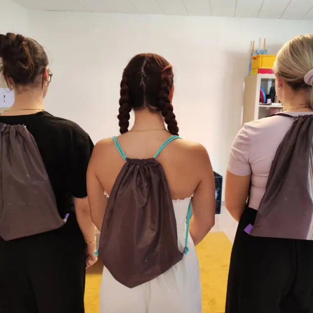 ♻️ Verwenden statt wegwerfen!

Unsere Jugendlichen haben aus einer alten Fahne kreative Turnbeutel genäht. 

So wird aus etwas, das sonst im Müll gelandet wäre, ein nützliches und schönes Stück für die Wohngruppe der Diakonie – nachhaltig, sinnvoll und mit ganz viel Herz gemacht. 

So ist nicht nur etwas Nachhaltiges entstanden, sondern auch ein gemeinsames Projekt mit viel Kreativität und Teamgeist für die Wohngruppe der Diakonie. ♻️✨

Wir sind richtig stolz auf das Ergebnis! 

Fahnen: @rvr.ruhr ♥️

@route_industriekultur
@diakonischeswerkimkirchenkreis 

#upcycling #jugendprojekt #diakonie #nachhaltigkeit #teamwork #Upcycling