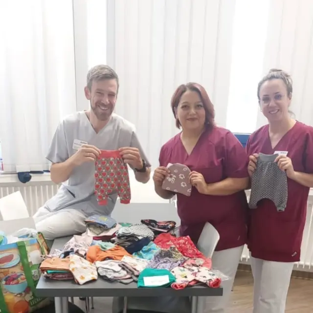 Caritativer Einsatz für das Augusta-Hospital!
In liebevoller Handarbeit haben wir 777 selbstgenähte Baby-Sachen für das Krankenhaus angefertigt – mit ganz viel Herz 

Ein riesiges DANKE an alle, die uns unterstützt haben:
🧵 an die fleißigen Helfer:innen an der Nähmaschine
🎁 an alle, die Stoffe und Materialien gespendet haben
💖 an jede einzelne Person, die Teil dieses Projekts war!

Gemeinsam haben wir etwas Wunderschönes geschaffen – Grazie❤️

#Charity  #NähenMitHerz  #Babyspenden #GemeinsamStark  #777Teileliebe