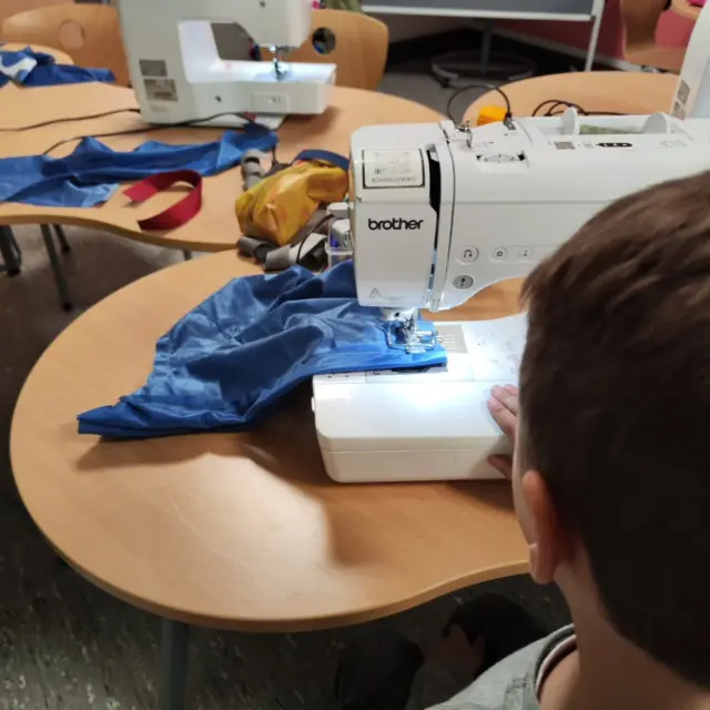 Zwei Grundschulen, jede Menge Spaß und ganz viel Kreativität 
Aus einer alten Fahne wurden coole Turnbeutel und aus Mesh-Bannern praktische Mini-Portemonnaies gezaubert.
Upcycling macht nicht nur Spaß, sondern tut auch unserer Umwelt gut 🌍💚

Mehr Bewusstsein, mehr Nachhaltigkeit – und richtig coole Ergebnisse.

„Upcycling für eine grünere Zukunft.“

#upcycling #green #zukunft #nachhaltigkeit
