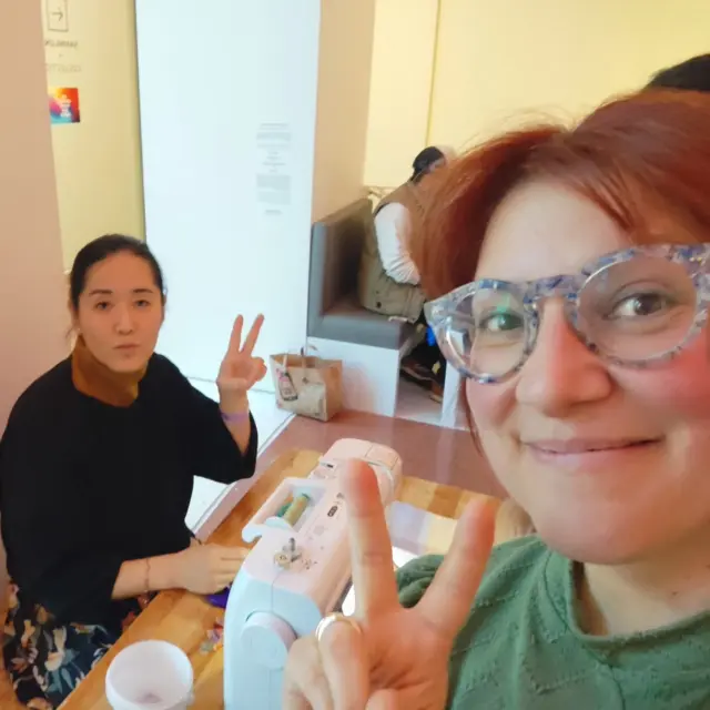 Upcycling-Workshop beim Feldmann-Tag  @kunstpalast

Am letzten Sonntag, dem 2. November, haben wir gemeinsam aus alten, bunten Ausstellungsfahnen coole Turnbeutel genäht – nachhaltig, kreativ & absolut einzigartig! ♻️

Ein großes Dankeschön an alle, die mitgemacht haben 💚
Ihr habt gezeigt, wie viel Spaß Nachhaltigkeit & Kreativität machen können! 🌱

#Upcycling #Nachhaltigkeit #düsseldorf #Umwelt #Kreativwerkstatt #DIY #KunstUndKultur #NoWaste