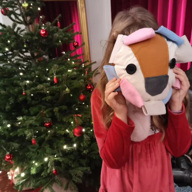 Dieses Jahr zu Weihnachten haben wir einen königlichen Gast: einen selbstgenähten Löwen, der aus alten Kuscheldecken entstanden ist. 

Direkt hier im Museum @schloss_struenkede wurde geschnippelt und genäht! Die Kids hatten mega Spaß, aus Stoffresten ihre eigenen Kuscheltiere zu gestalten – das ist super Upcycling und schont die Umwelt.

Und es passt perfekt: Unsere selbstgemachten Löwen sind die flauschigen Doppelgänger des Löwen in unserem Museumswappen! Weihnachten im Museum wird so zum kreativen Fest mit ganz viel Löwenpower.

#upcyclingworkshop #löwe #zerowaste #weihnachten #nachhaltigkeit #umwelt