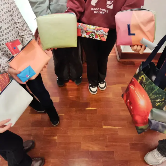 Drei Tage voller Kreativität, bunter Ideen und nachhaltigem Spaß! 
In unseren Upcycling-Nähworkshops haben Kinder, Jugendliche und Erwachsene aus alten Werbebannern richtig coole Sachen genäht und gefaltet – von Taschen bis zu kleinen Accessoires mit Reißverschlüssen oder Knöpfen.

Aus alten Ausstellungsbannern wurde Neues, Nützliches und Einzigartiges. Nachhaltigkeit kennt kein Alter – jede kleine Aktion zählt, um unsere Umwelt zu schützen und ein Stück besser zu machen. 

#upcyclingworkshop  #nachhaltigkeit  #recyclingdesign  #zerowaste  #umweltschutz #diyprojekt  #creativeworkshop  #reuse